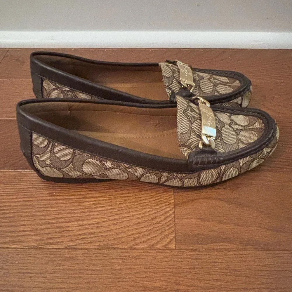 Coach Olive Signature Canvas Loafers Brown Gold Chain Size 7.5B